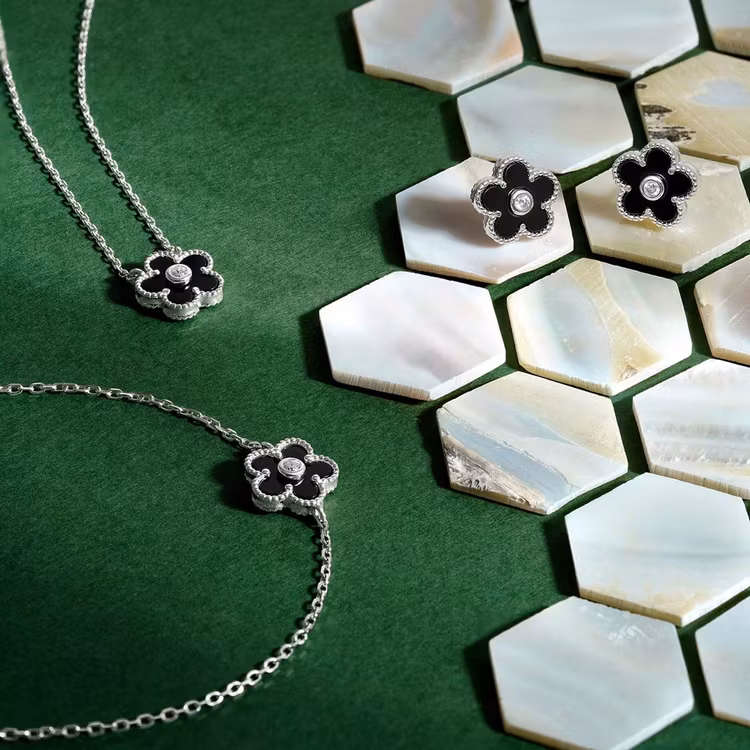 Armband – Blomma i onyx med kubisk zirkonia