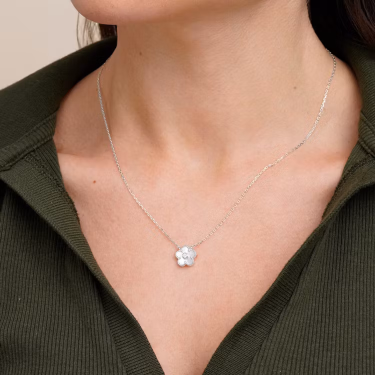 Halsband – Blomma i pärlemor med kubisk zirkonia