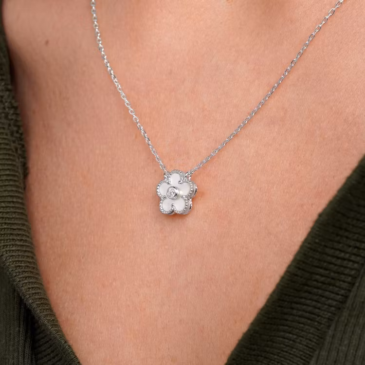 Halsband – Blomma i pärlemor med kubisk zirkonia