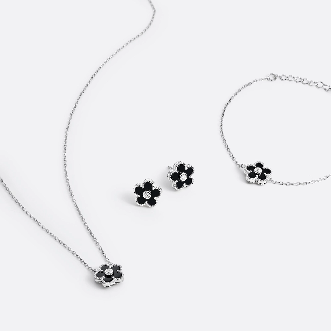 Halsband – Blomma i onyx med kubisk zirkonia