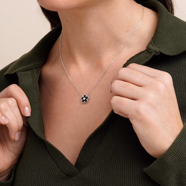 Halsband – Blomma i onyx med kubisk zirkonia