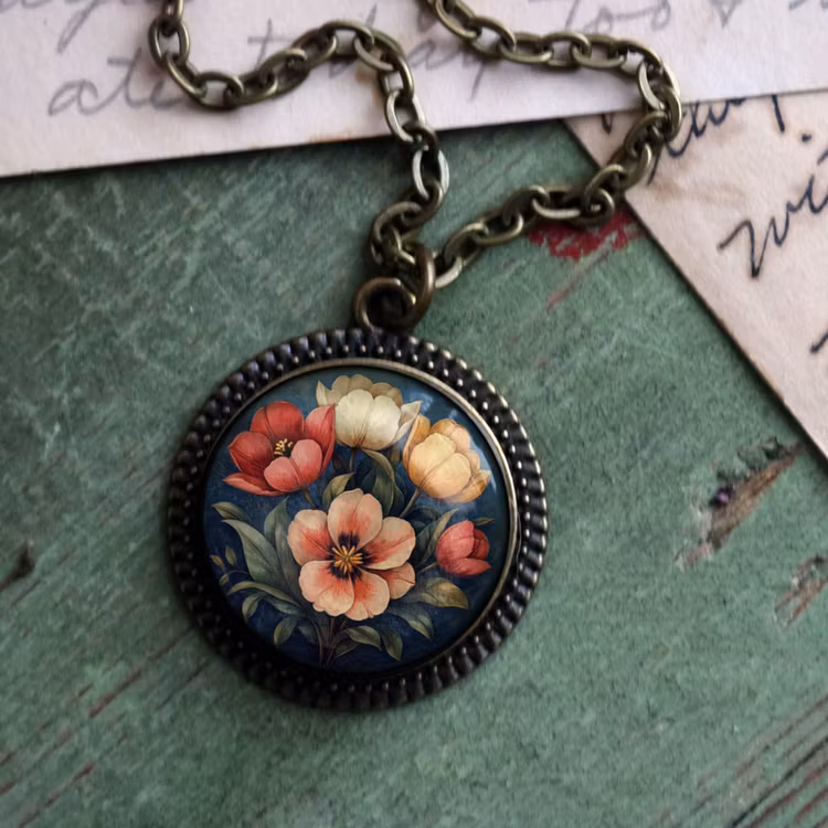 Halsband, stor berlock – Stämningsfulla tulpaner