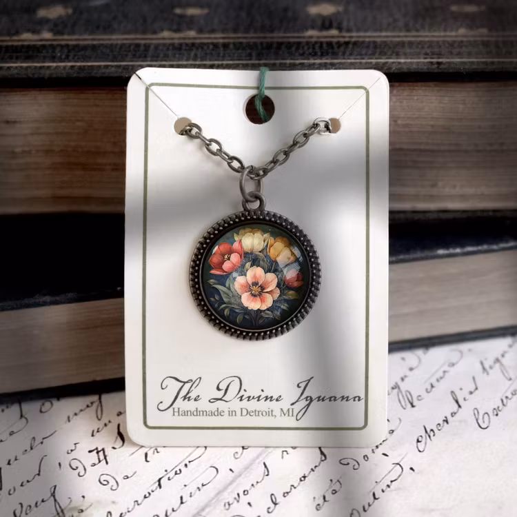 Halsband, stor berlock – Stämningsfulla tulpaner