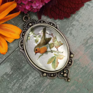 Halsband, stor oval berlock – Rödhake