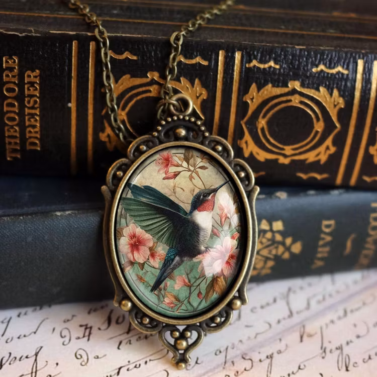 Halsband, stor oval berlock – Kolibri, Art Nouveau