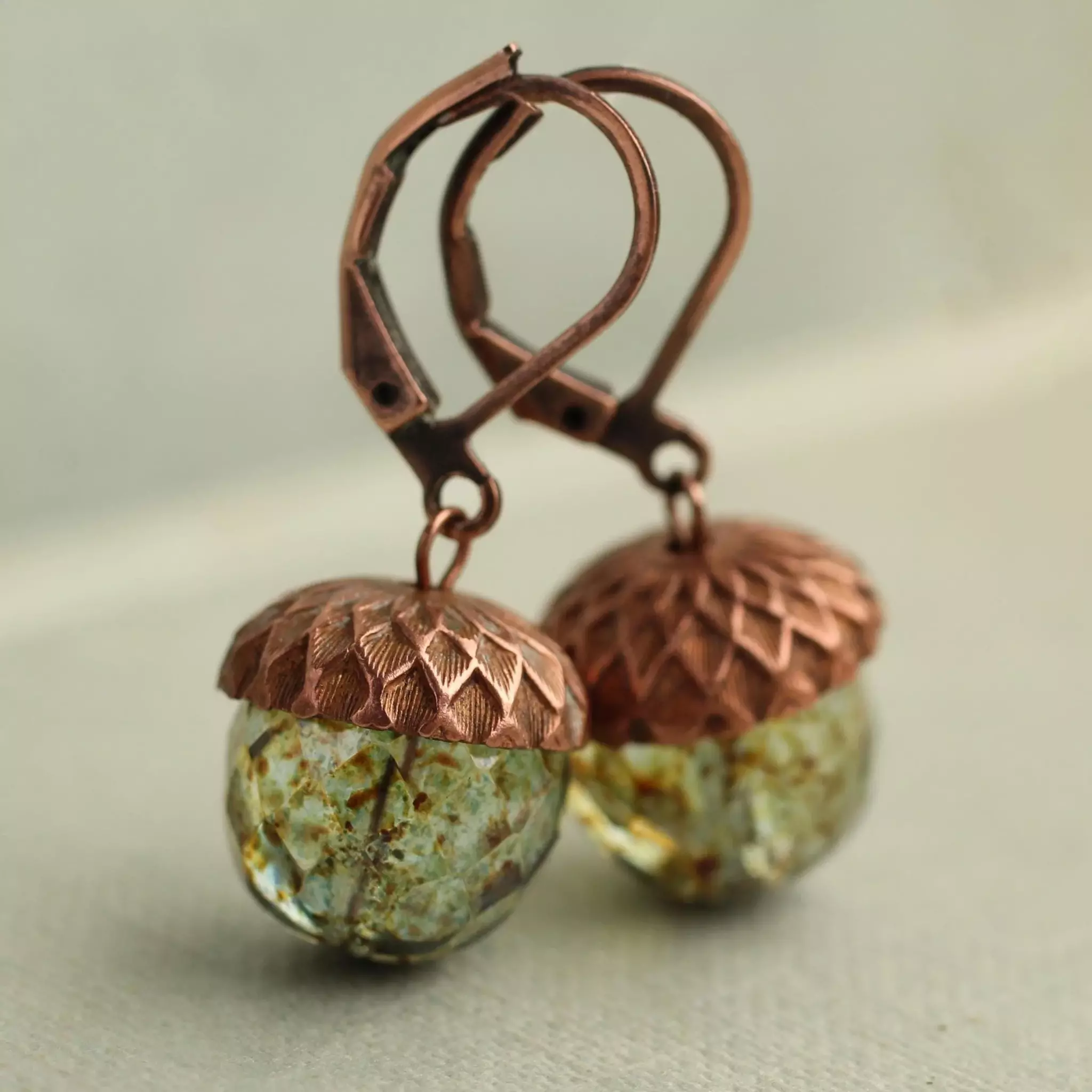 Örhängen – Ekollon i melerat grönt glas