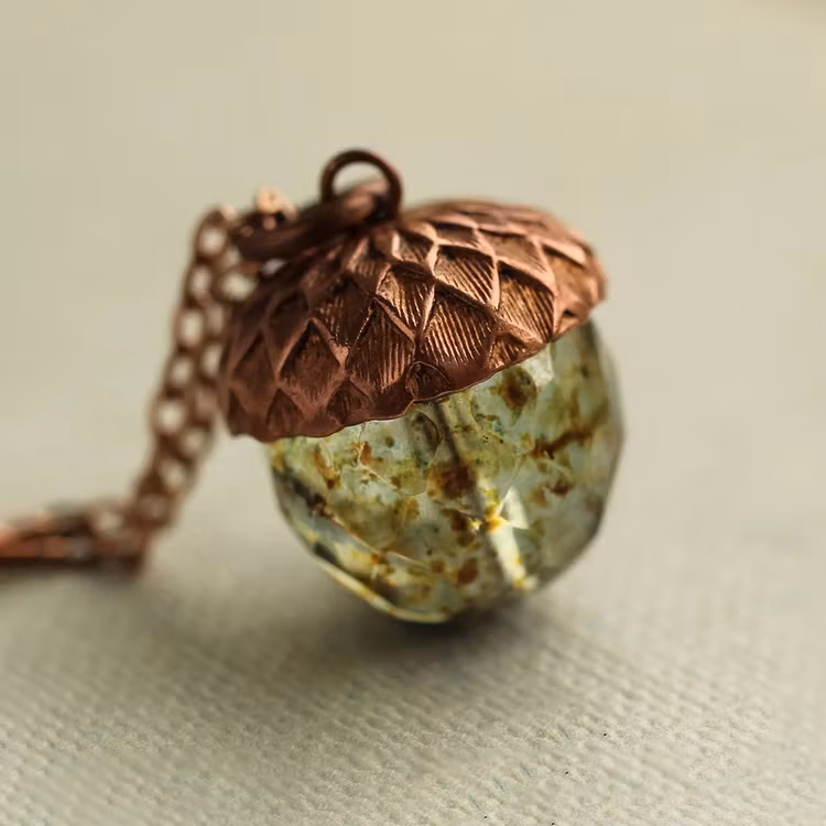 Halsband – Ekollon i melerat grönt glas