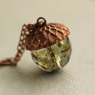 Halsband – Ekollon i melerat grönt glas