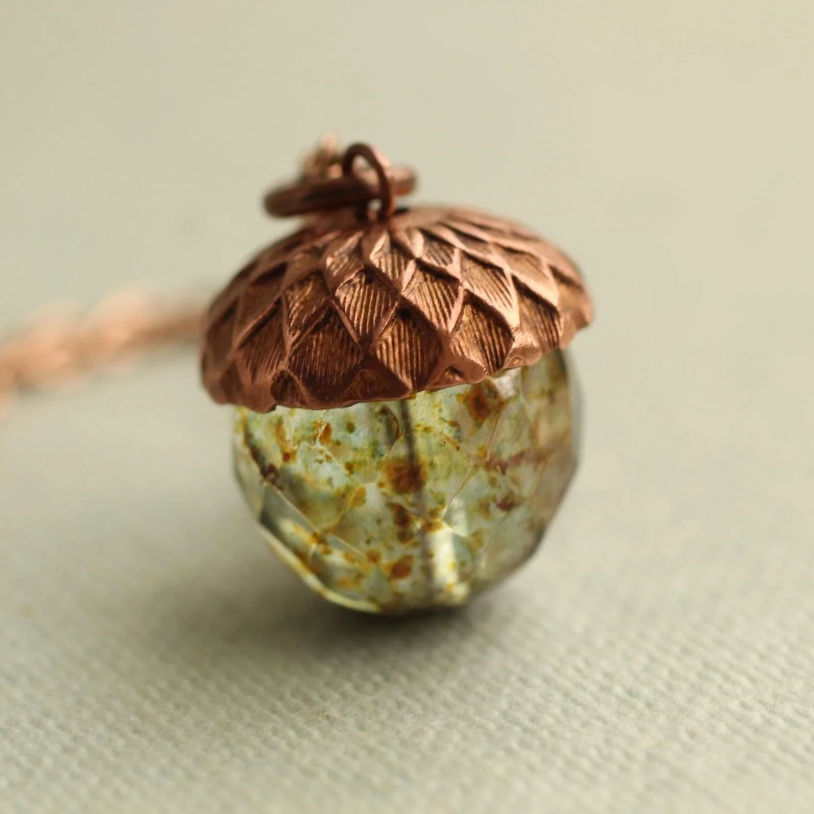 Halsband – Ekollon i melerat grönt glas