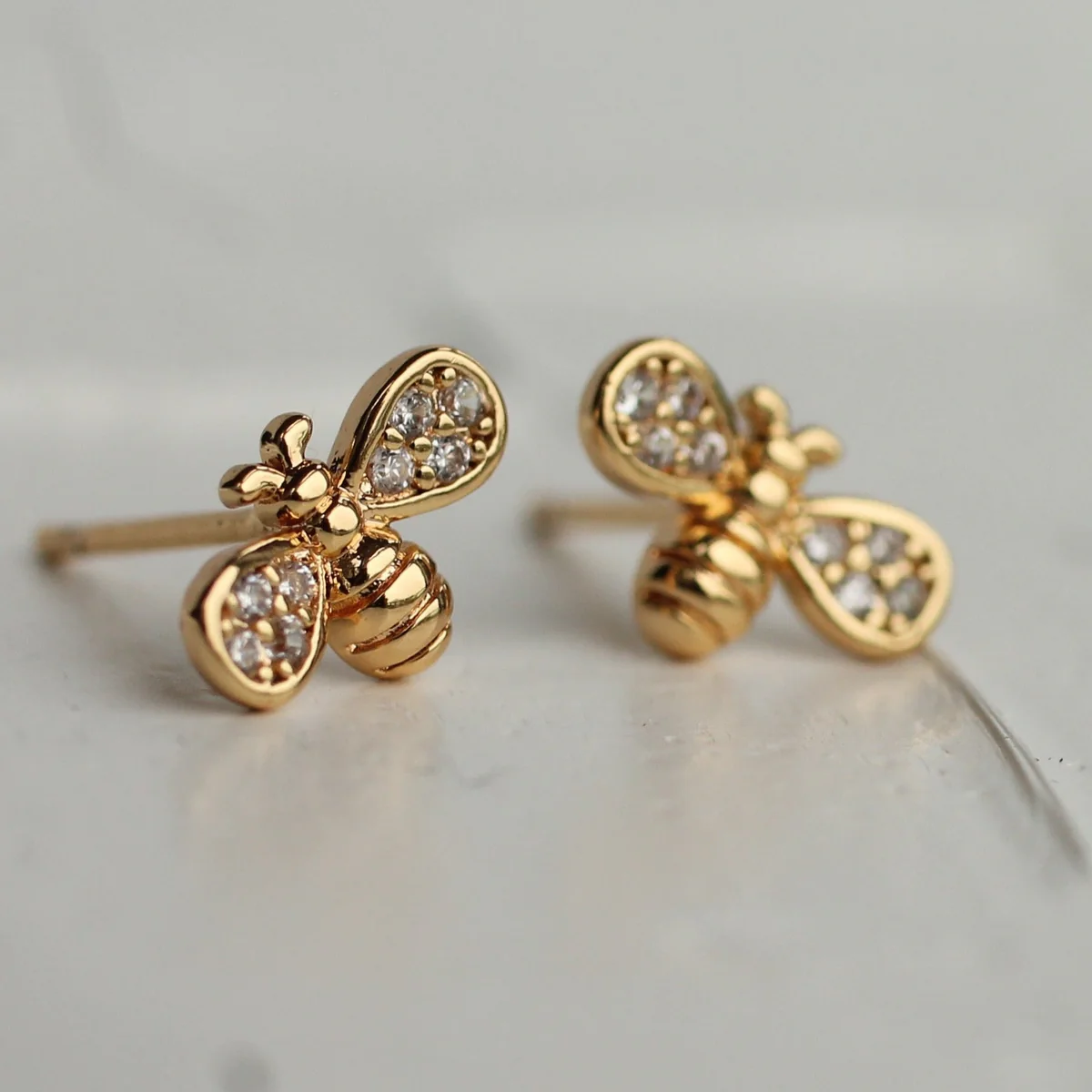 Örhängen – Bi med kristaller, guldpläterad