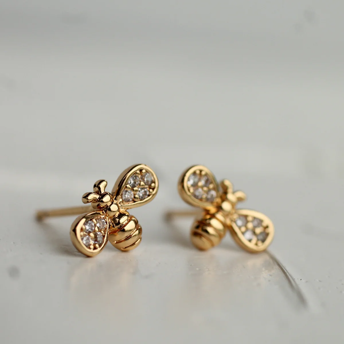 Örhängen – Bi med kristaller, guldpläterad