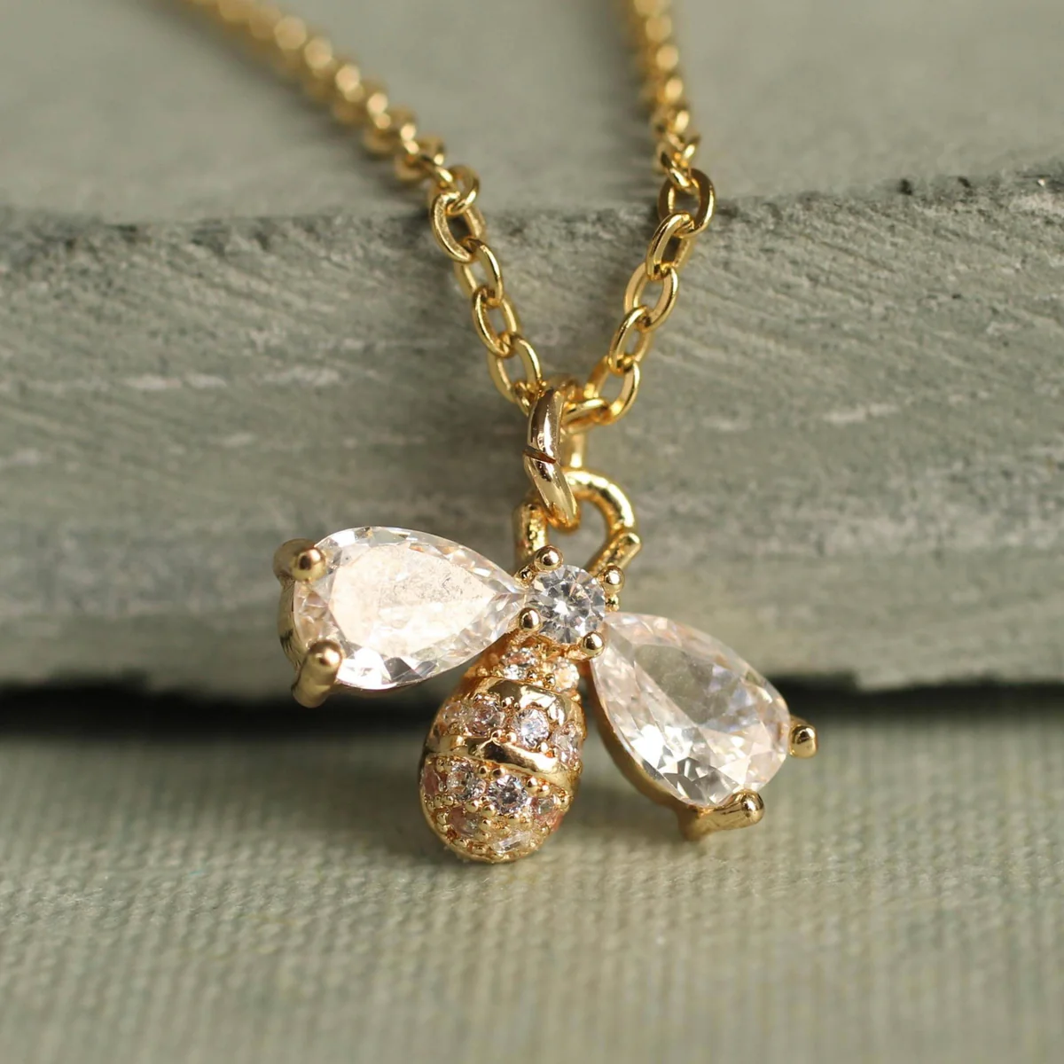 Halsband – Bi med kristaller, guldpläterat