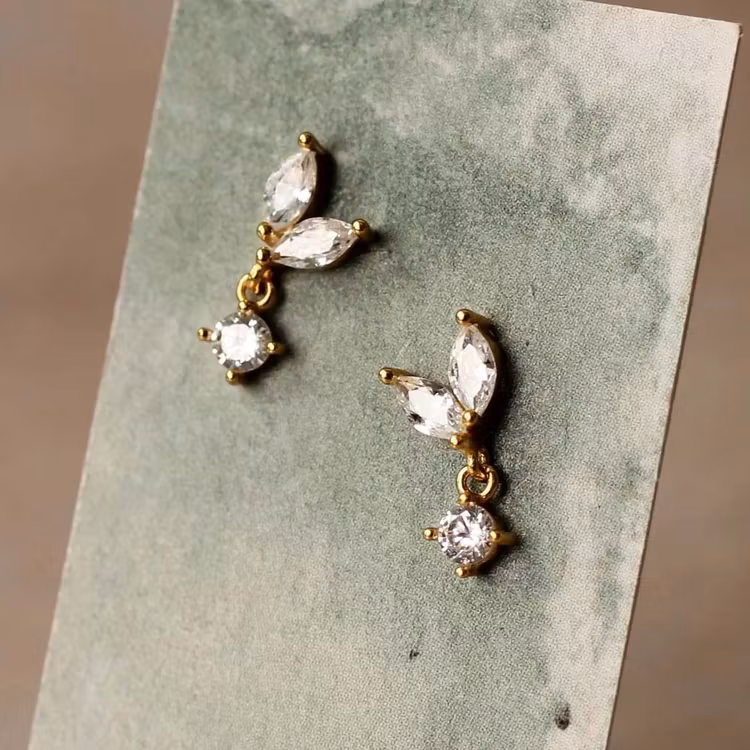 Örhängen – Blad med kubisk zirkonia, förgyllda