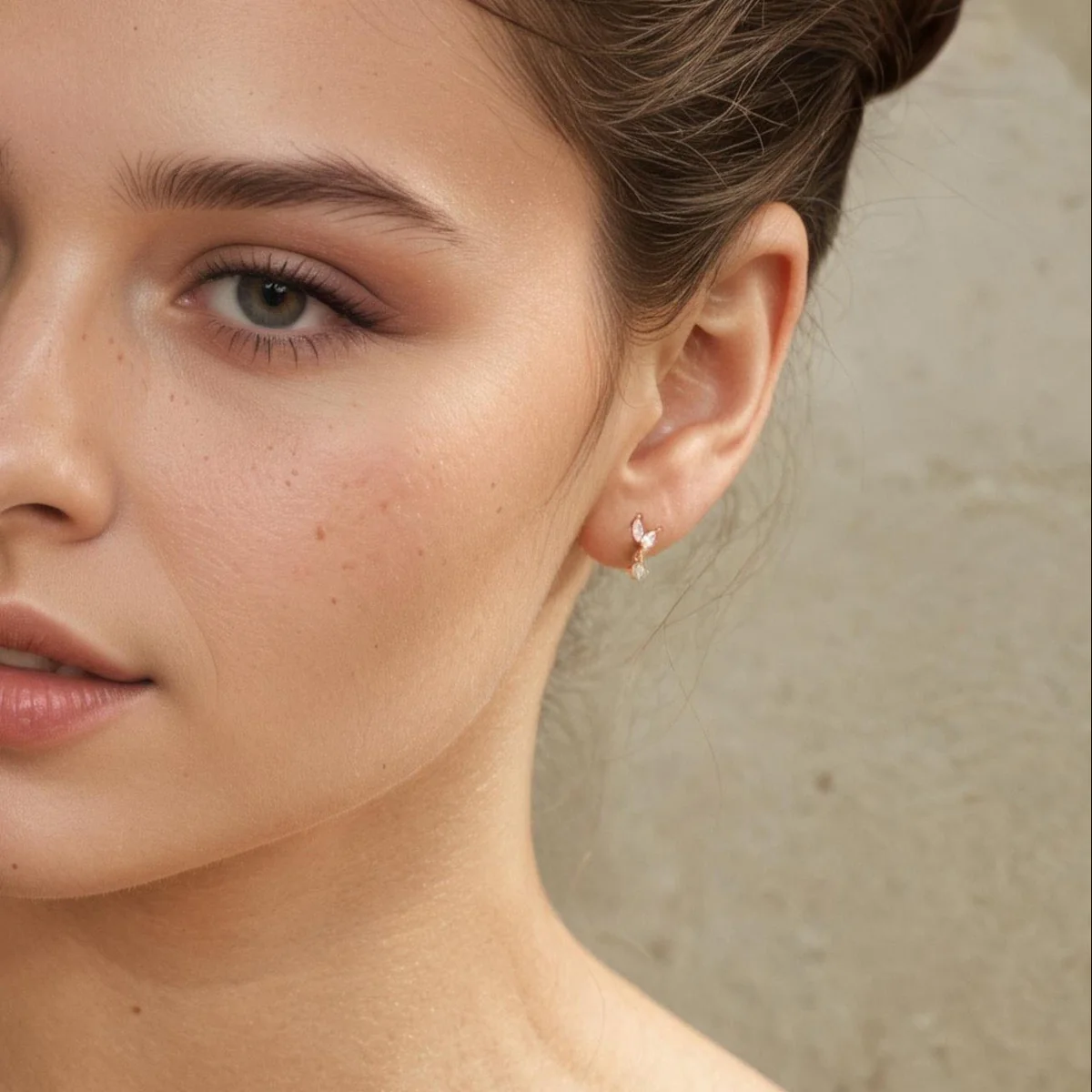 Örhängen – Blad med kubisk zirkonia, förgyllda