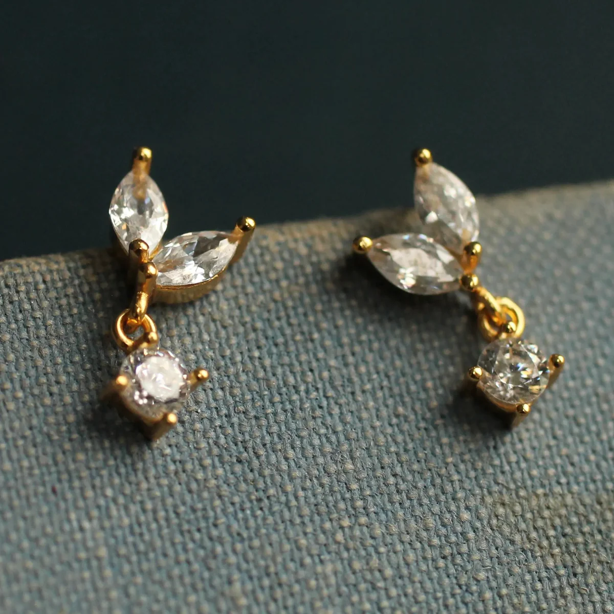 Örhängen – Blad med kubisk zirkonia, förgyllda