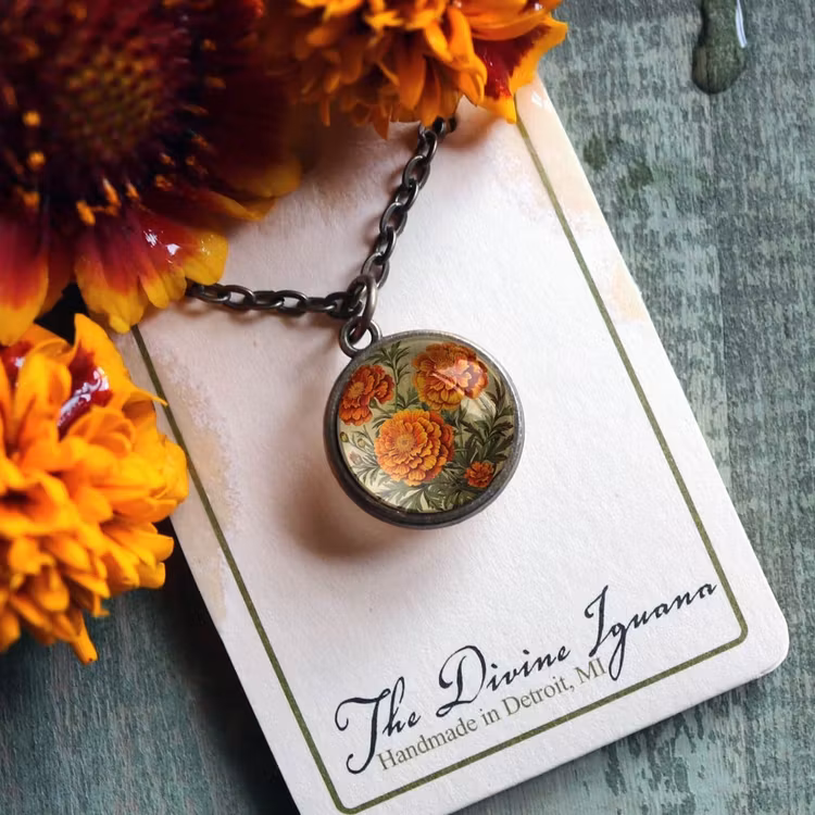 Halsband, dubbelsidig berlock – Tagetes