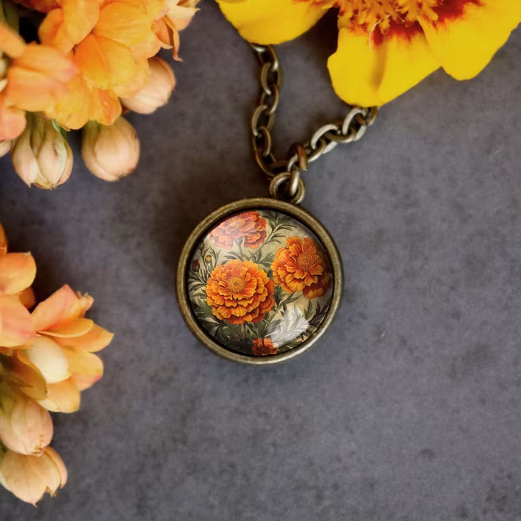 Halsband, dubbelsidig berlock – Tagetes