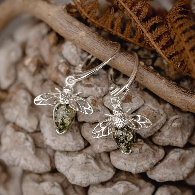 Örhänge – Bi med grön bärnsten, silver