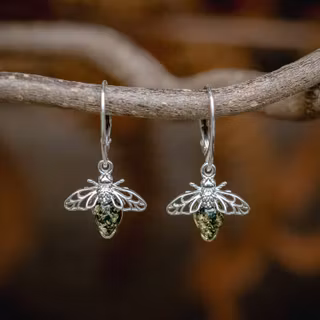 Örhänge – Bi med grön bärnsten, silver