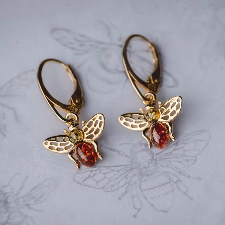 Örhänge – Bi med grön- och cognacsfärgad bärnsten