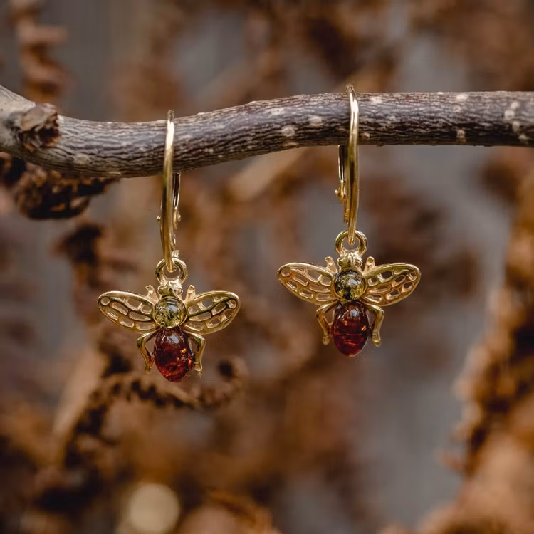 Örhänge – Bi med grön- och cognacsfärgad bärnsten