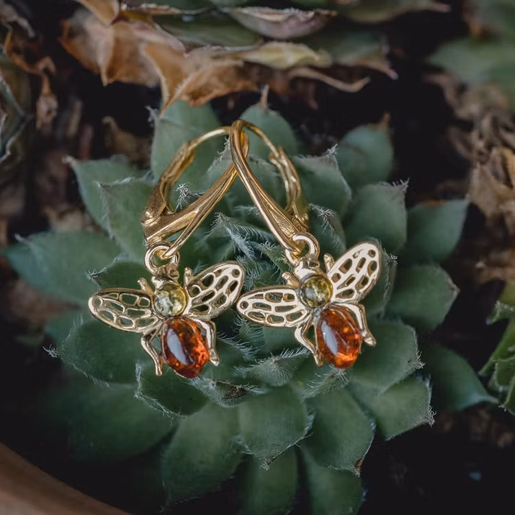 Örhänge – Bi med grön- och cognacsfärgad bärnsten