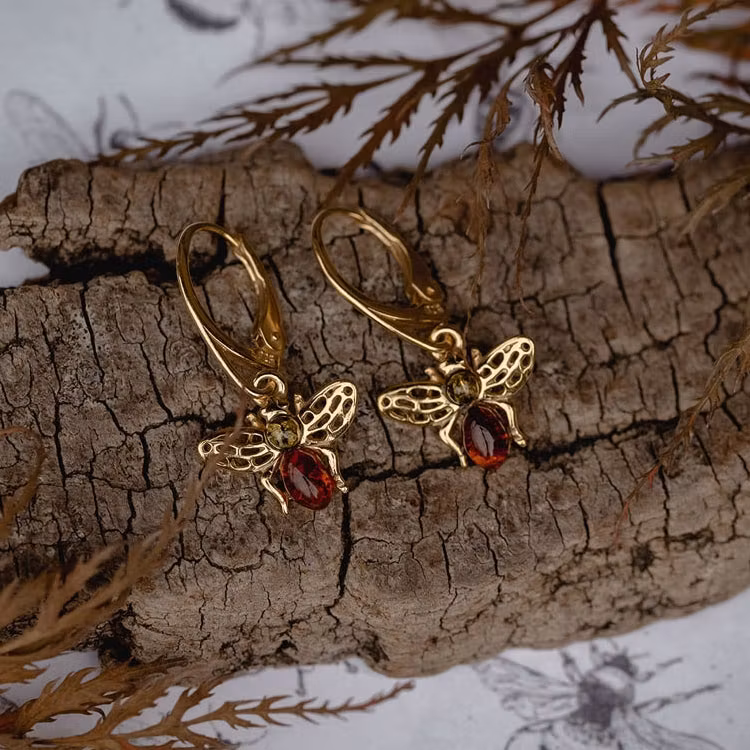 Örhänge – Bi med grön- och cognacsfärgad bärnsten