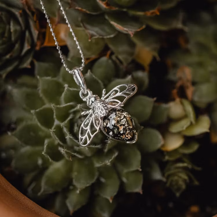 Halsband – Bi med grön bärnsten, silver