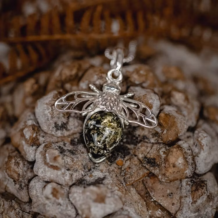 Halsband – Bi med grön bärnsten, silver