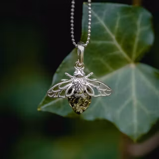 Halsband – Bi med grön bärnsten, silver