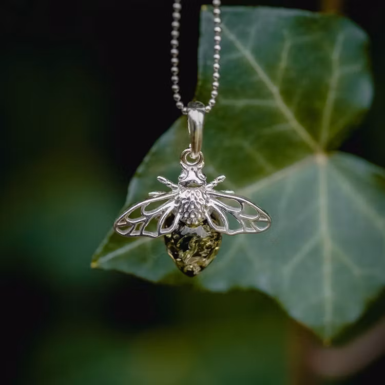 Halsband – Bi med grön bärnsten, silver