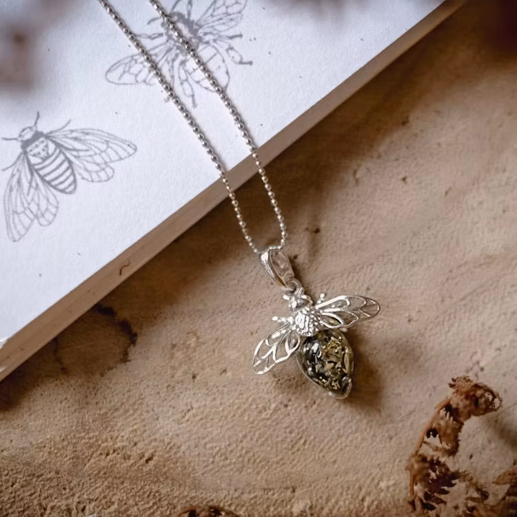 Halsband – Bi med grön bärnsten, silver