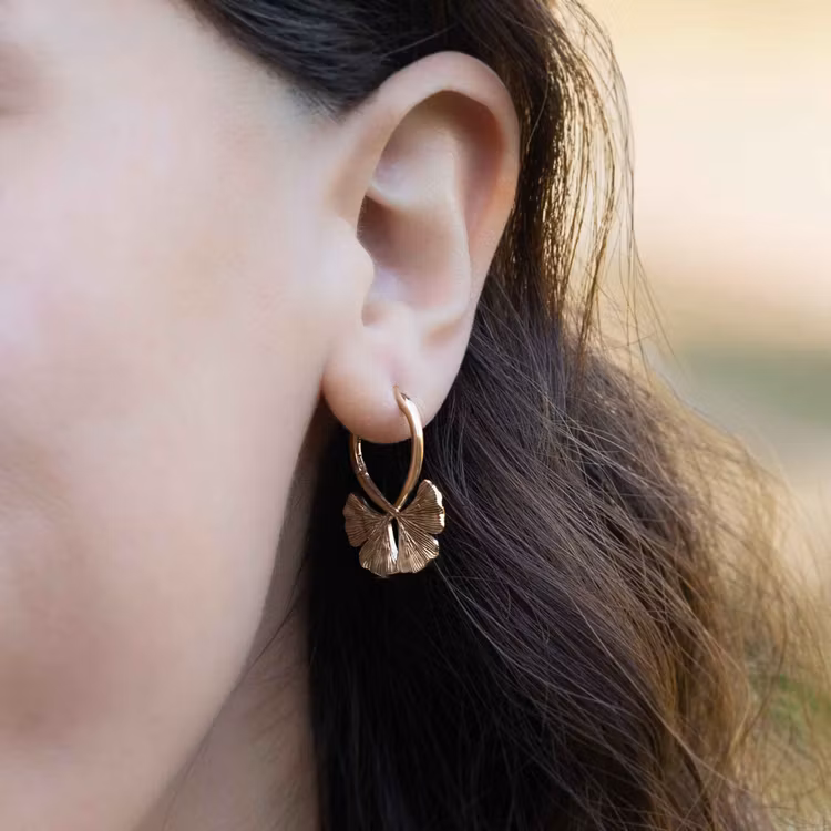 Örhängen – Ginkgoblad hoops, brons