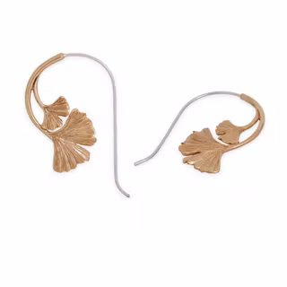 Örhängen – Dubbla ginkgoblad på krok, brons