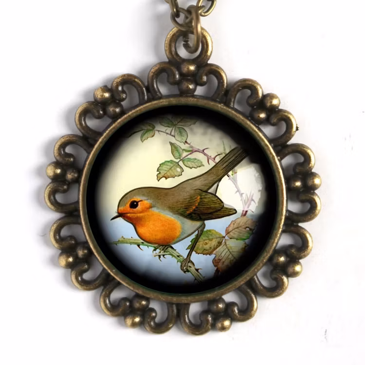 Halsband, ornamenterad berlock – Rödhake
