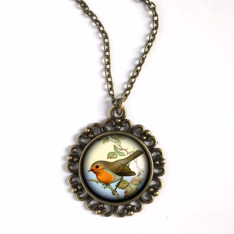 Halsband, ornamenterad berlock – Rödhake