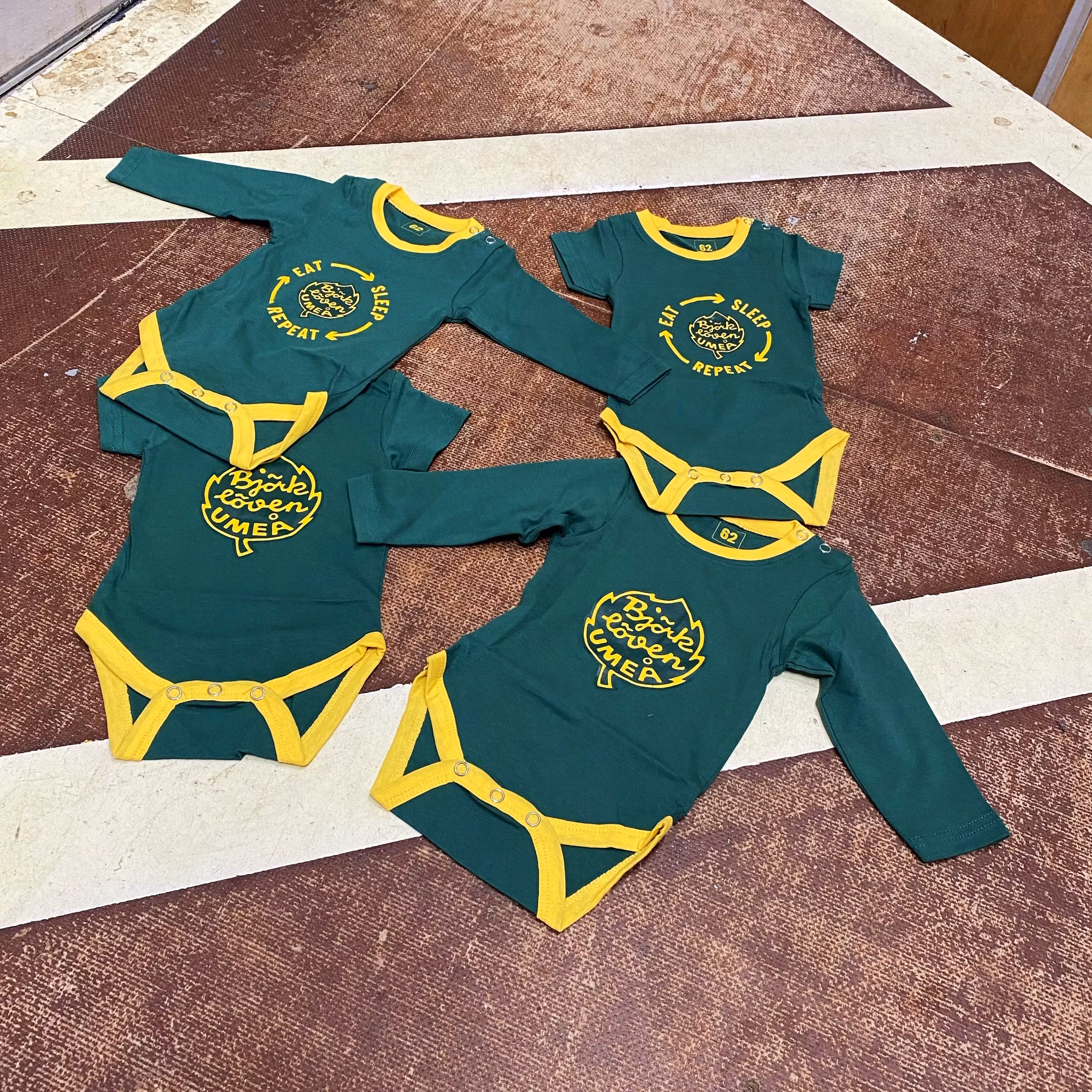BABYBODY EAT SLEEP GRÖN KORT ÄRM