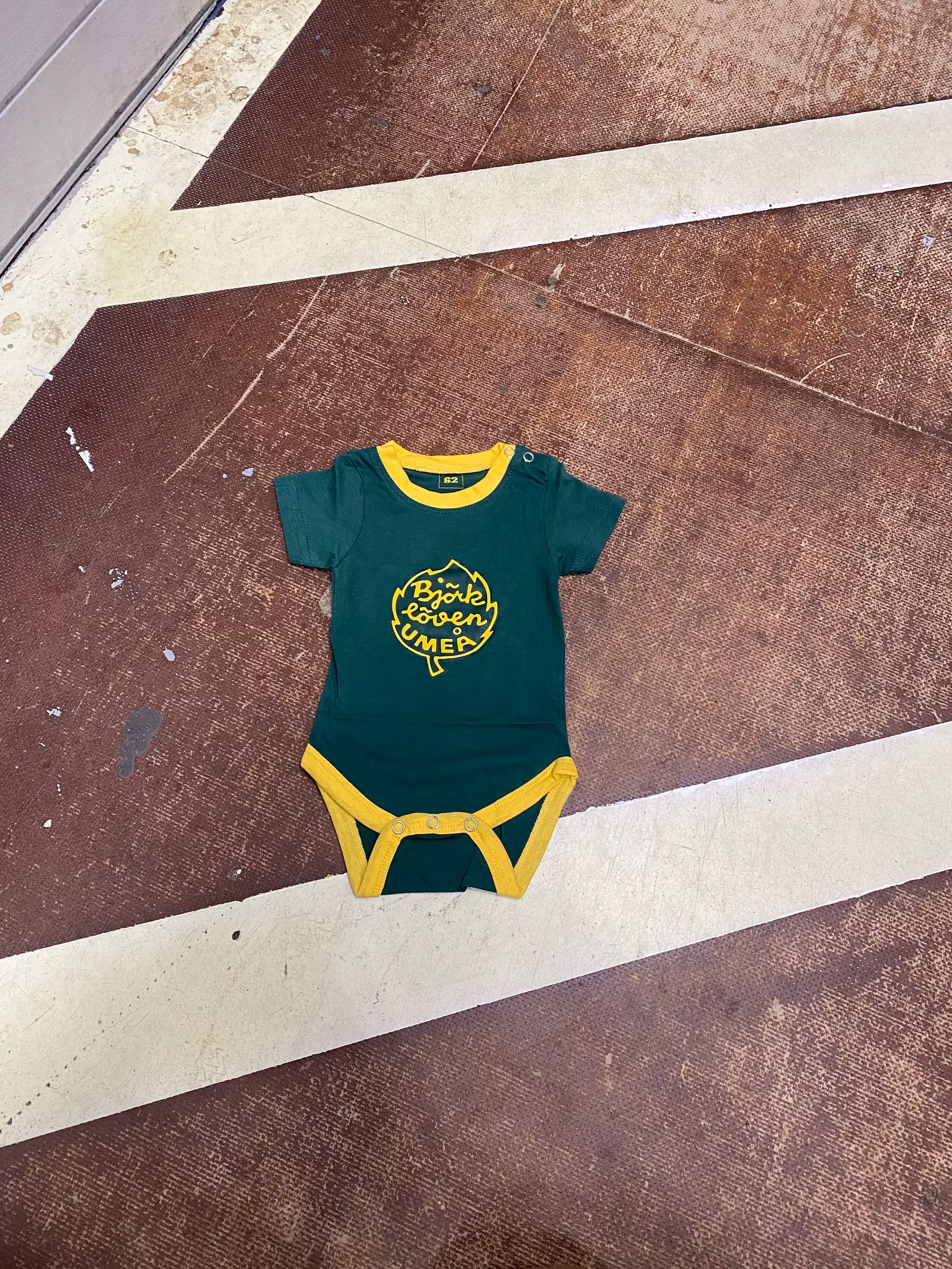 BABYBODY LOGGA GRÖN KORT ÄRM