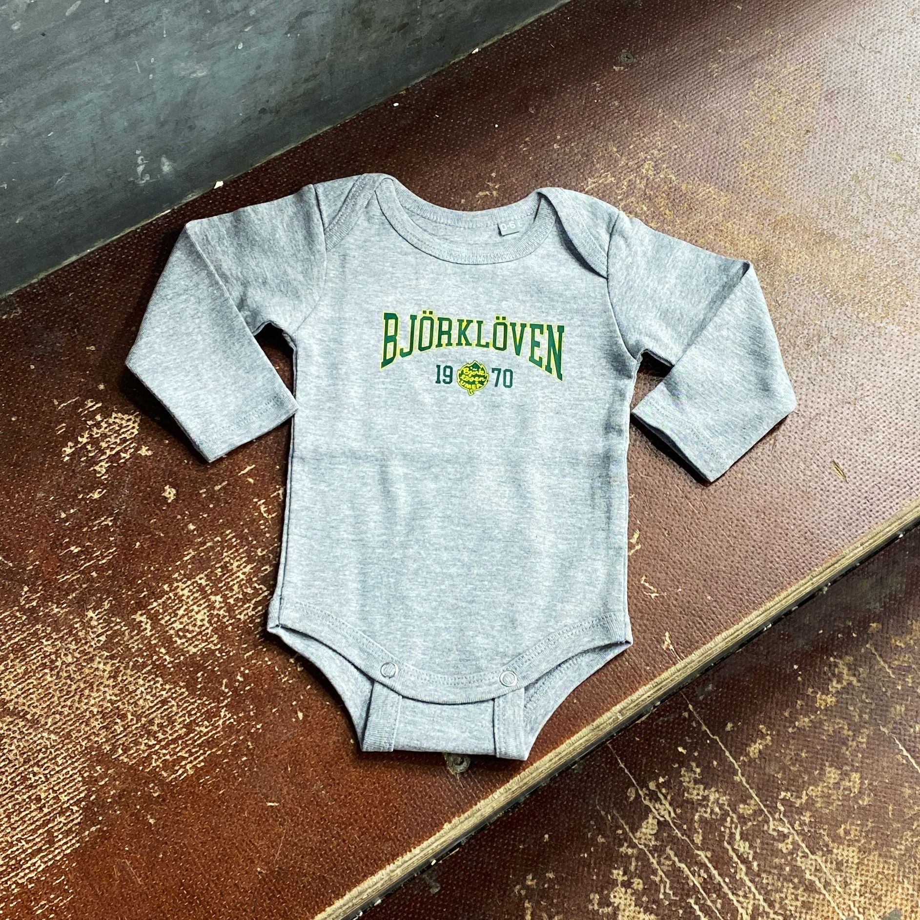 BABYBODY SINCE 1970 GRÅ
