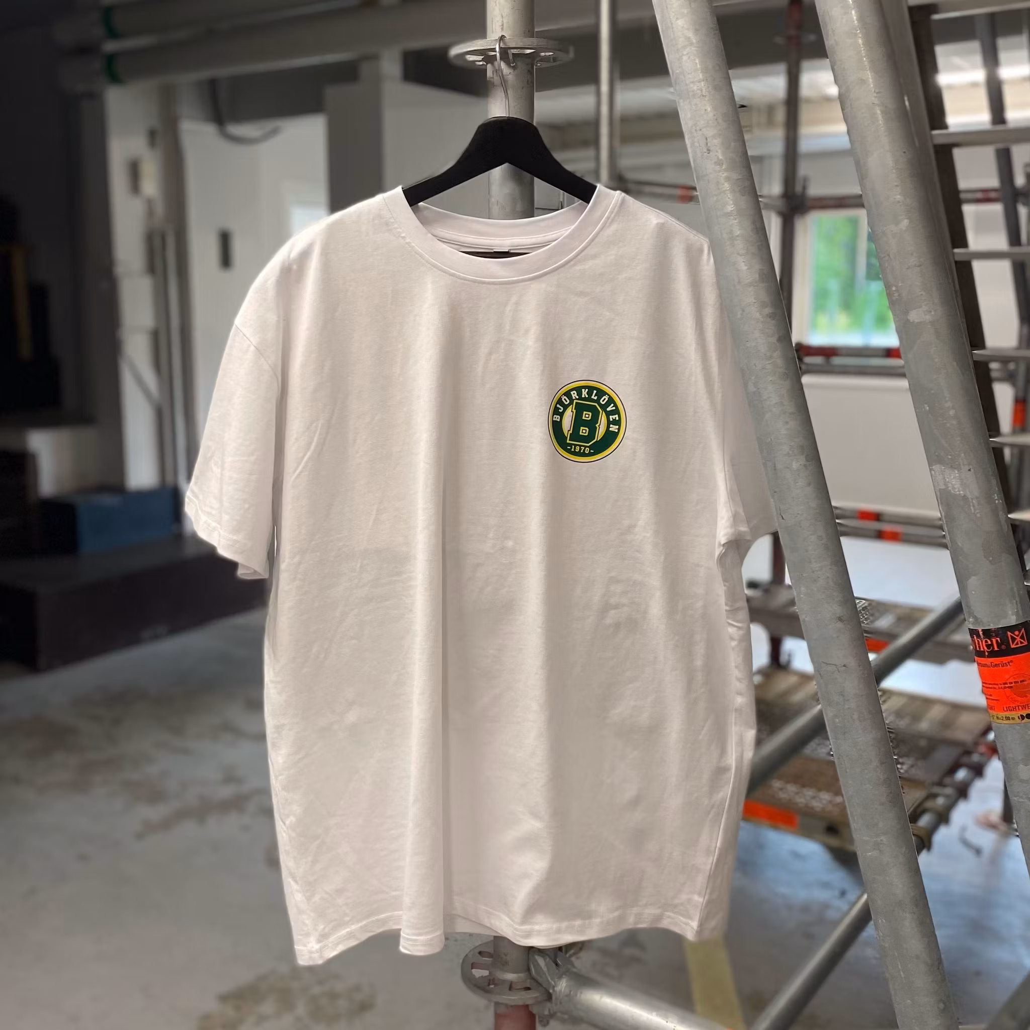 TEE OVERSIZED LOGGA VIT