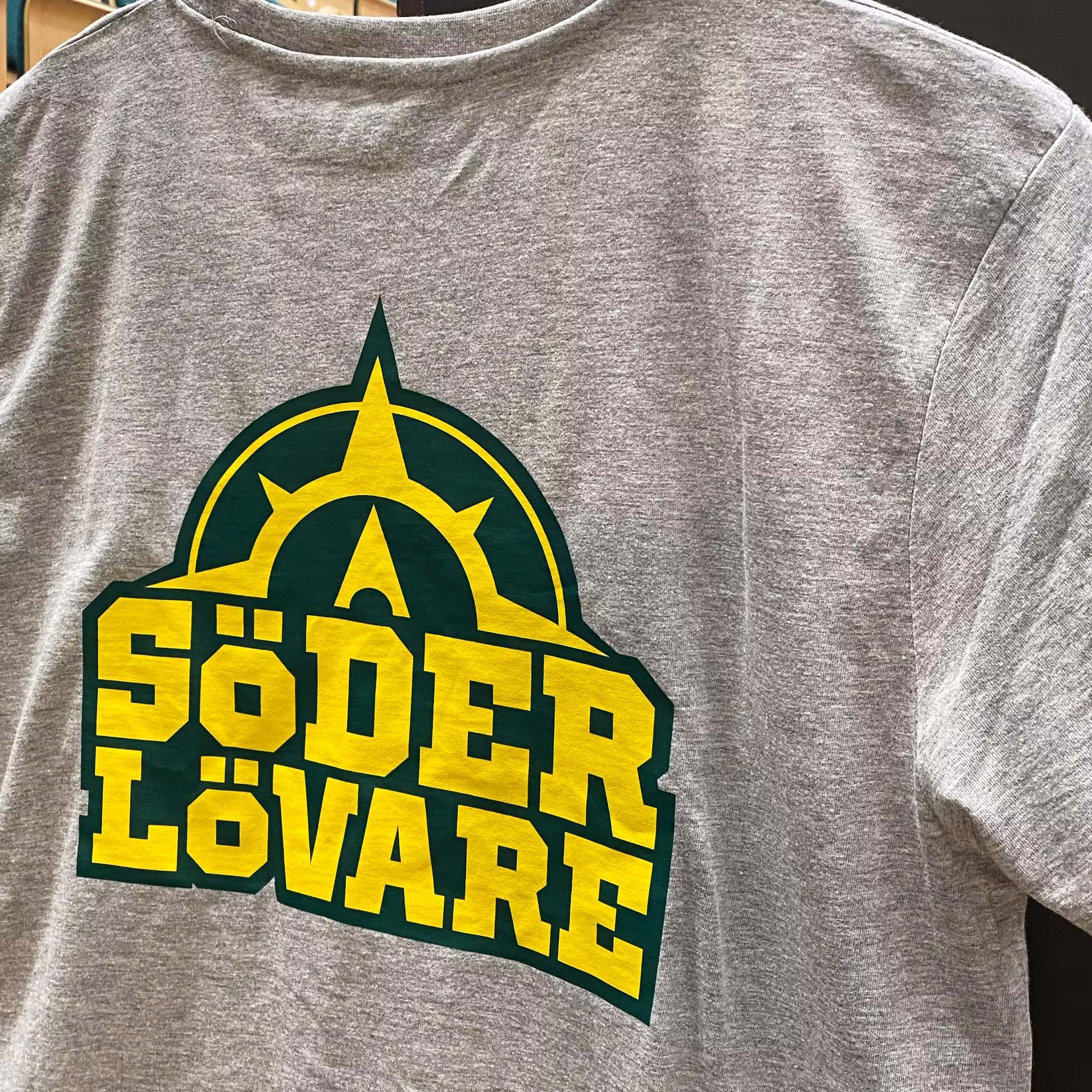 TEE SÖDERLÖVARE KOMPASS RYGGTRYCK
