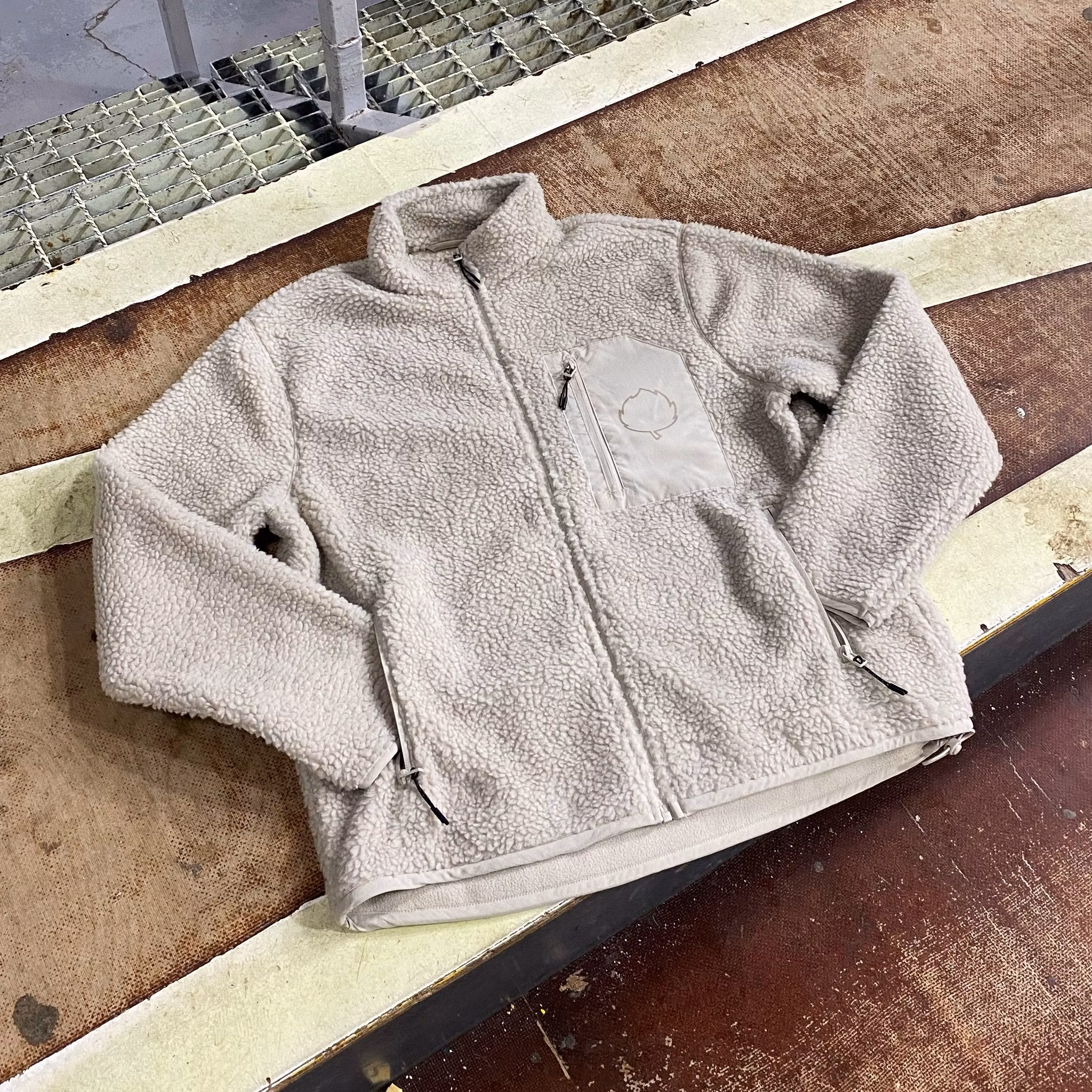 PILE JACKA BEIGE LÖVEN