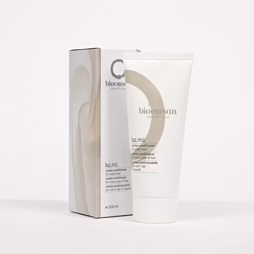 Naturligt balsam med avokadoolja, linfröolja och sheasmör som vårdar och stärker håret, så även skadat och torrt hår blir lätt att kamma. Hydrolater av örter och aloe vera skyddar hårbotten.