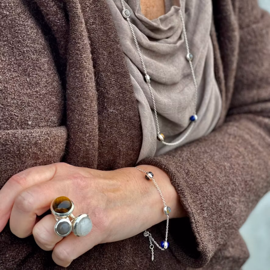 Silverarmband med naturliga stenar och matchande silverringar. Silver bracelet with natural stones and matching silver rings.