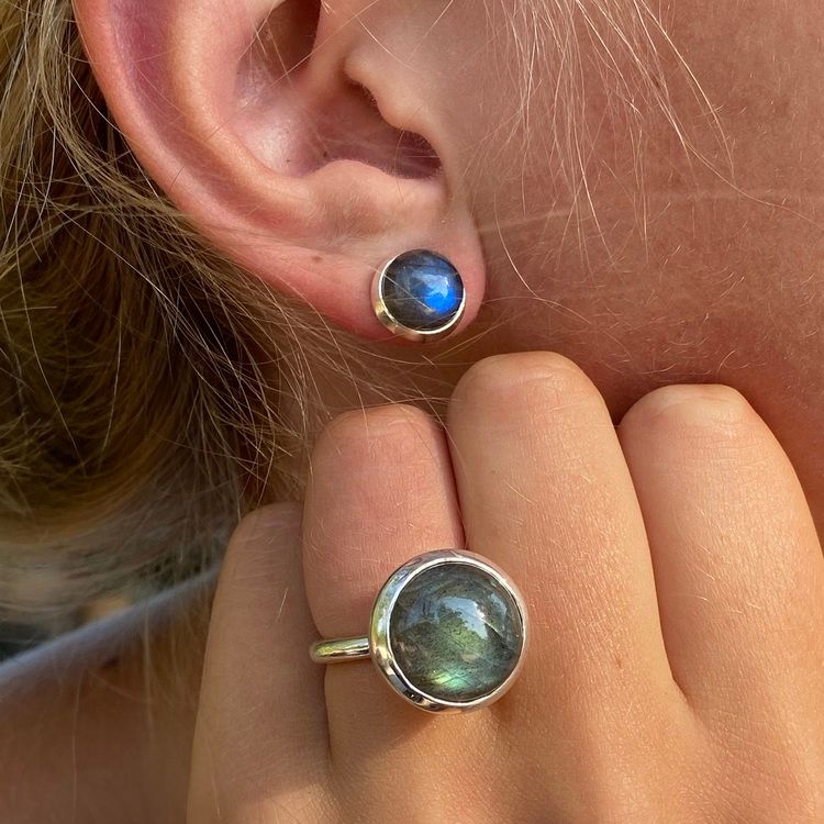 Silverörhängen med labradorit och matchande silverring. Silver earrings with labradorite and matching silver ring.
