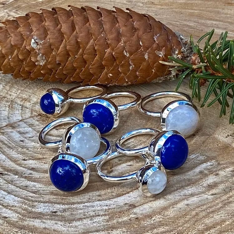 Silverringar med lapis lazuli och regnbågsmånsten. Silver rings with lapis lazuli and rainbow moonstone.