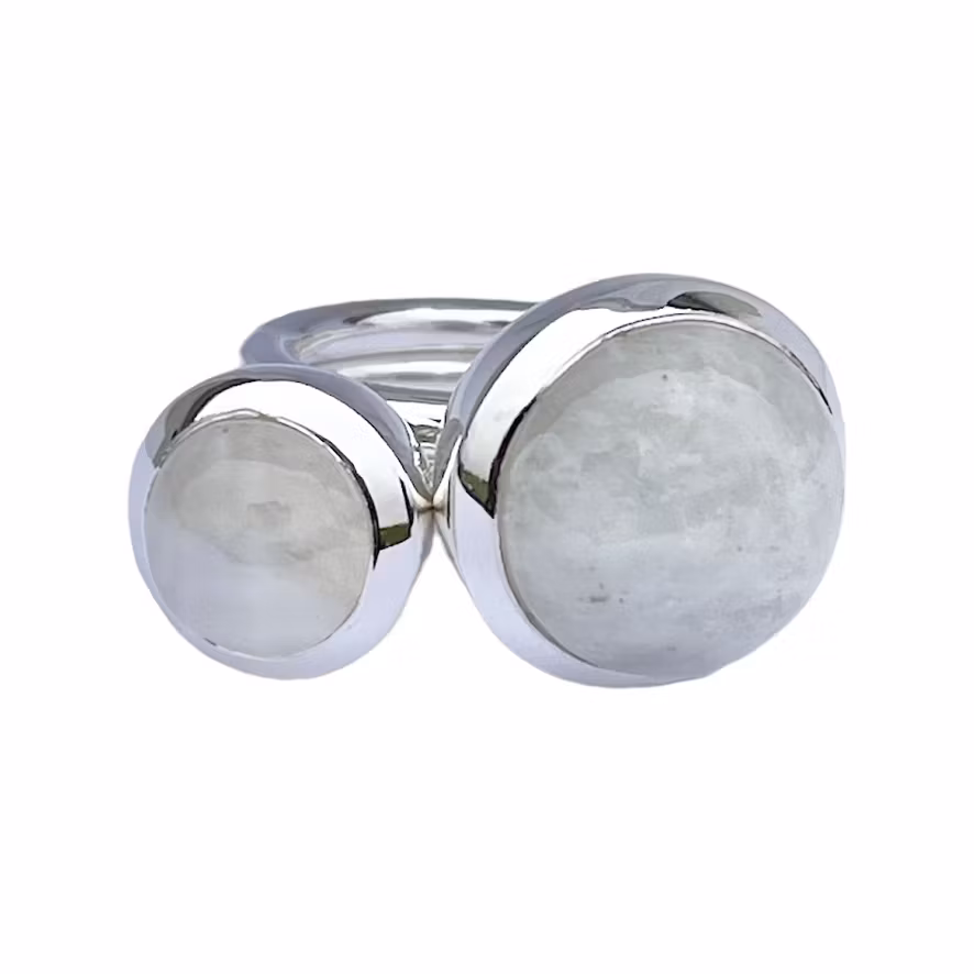 Silverringar med regnbågsmånsten. Silverringar med rainbow moonstone.