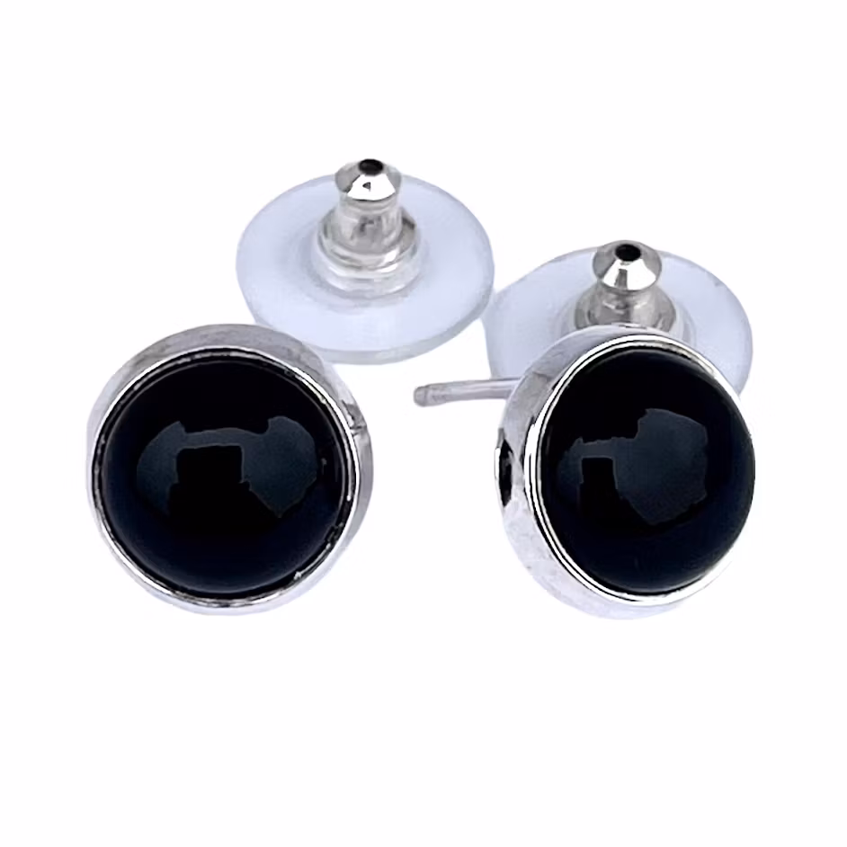 Silverörhängen med svart onyx. Silver jewellery with black onyx.