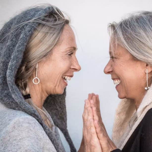 två kvinnor med silverörhängen. two women with silver earrings