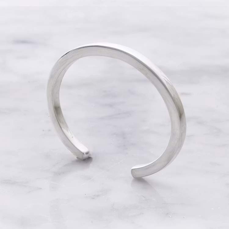 slätt enkelt och massivt silverarmband, stående. massive silver bracelet, standing.